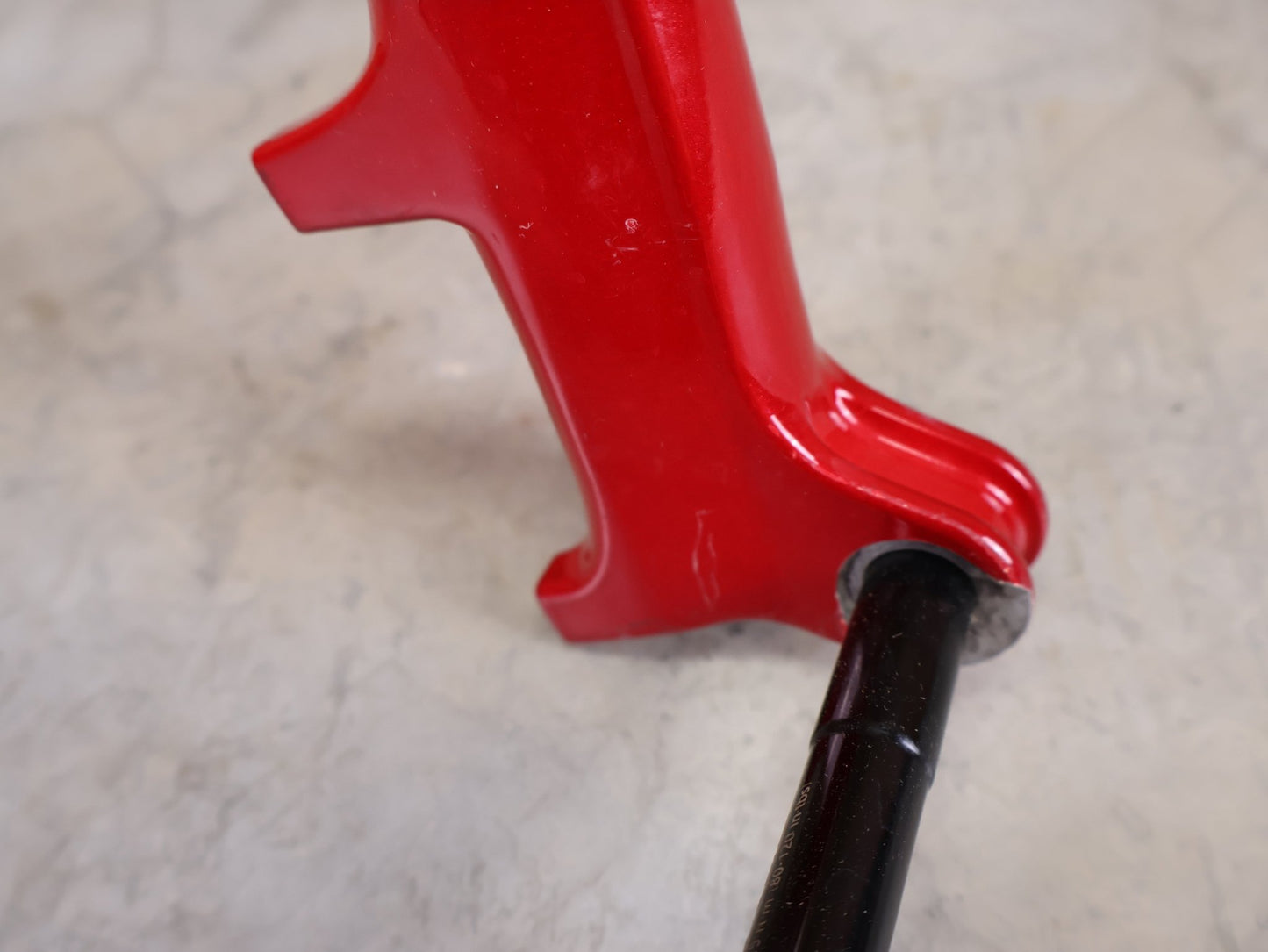 Federgabel von Rock Shox, ROCKSHOX SID SL ULTIMATE FLIGHT ATTENDANT 29" – 110 MM – 44 MM OFFSET – BOOST / ELECTRIC RED vor USEDBIKES - OB.DE Hintergrund