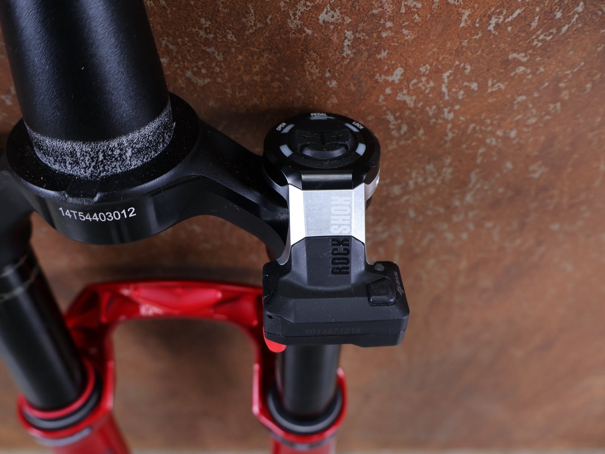 Federgabel von Rock Shox, ROCKSHOX SID SL ULTIMATE FLIGHT ATTENDANT 29" – 110 MM – 44 MM OFFSET – BOOST / ELECTRIC RED vor USEDBIKES - OB.DE Hintergrund