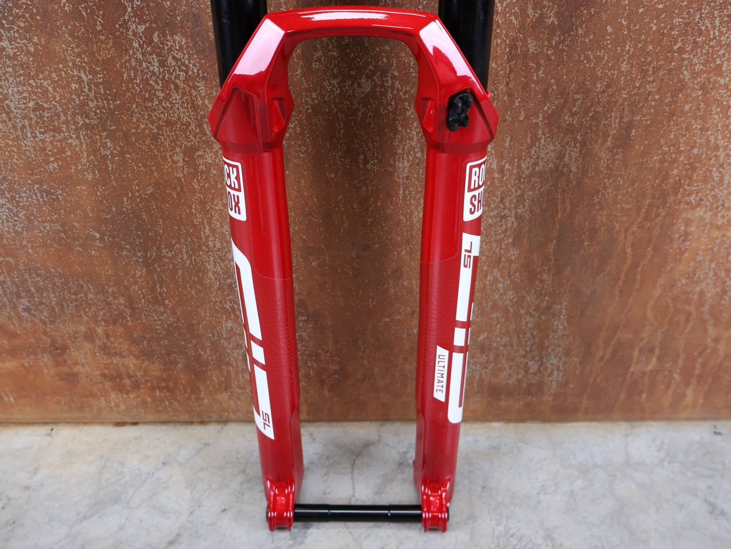 Federgabel von Rock Shox, ROCKSHOX SID SL ULTIMATE FLIGHT ATTENDANT 29" – 110 MM – 44 MM OFFSET – BOOST / ELECTRIC RED vor USEDBIKES - OB.DE Hintergrund