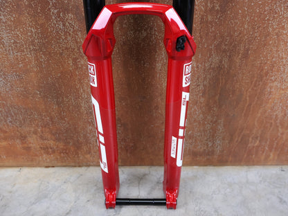 Federgabel von Rock Shox, ROCKSHOX SID SL ULTIMATE FLIGHT ATTENDANT 29" – 110 MM – 44 MM OFFSET – BOOST / ELECTRIC RED vor USEDBIKES - OB.DE Hintergrund