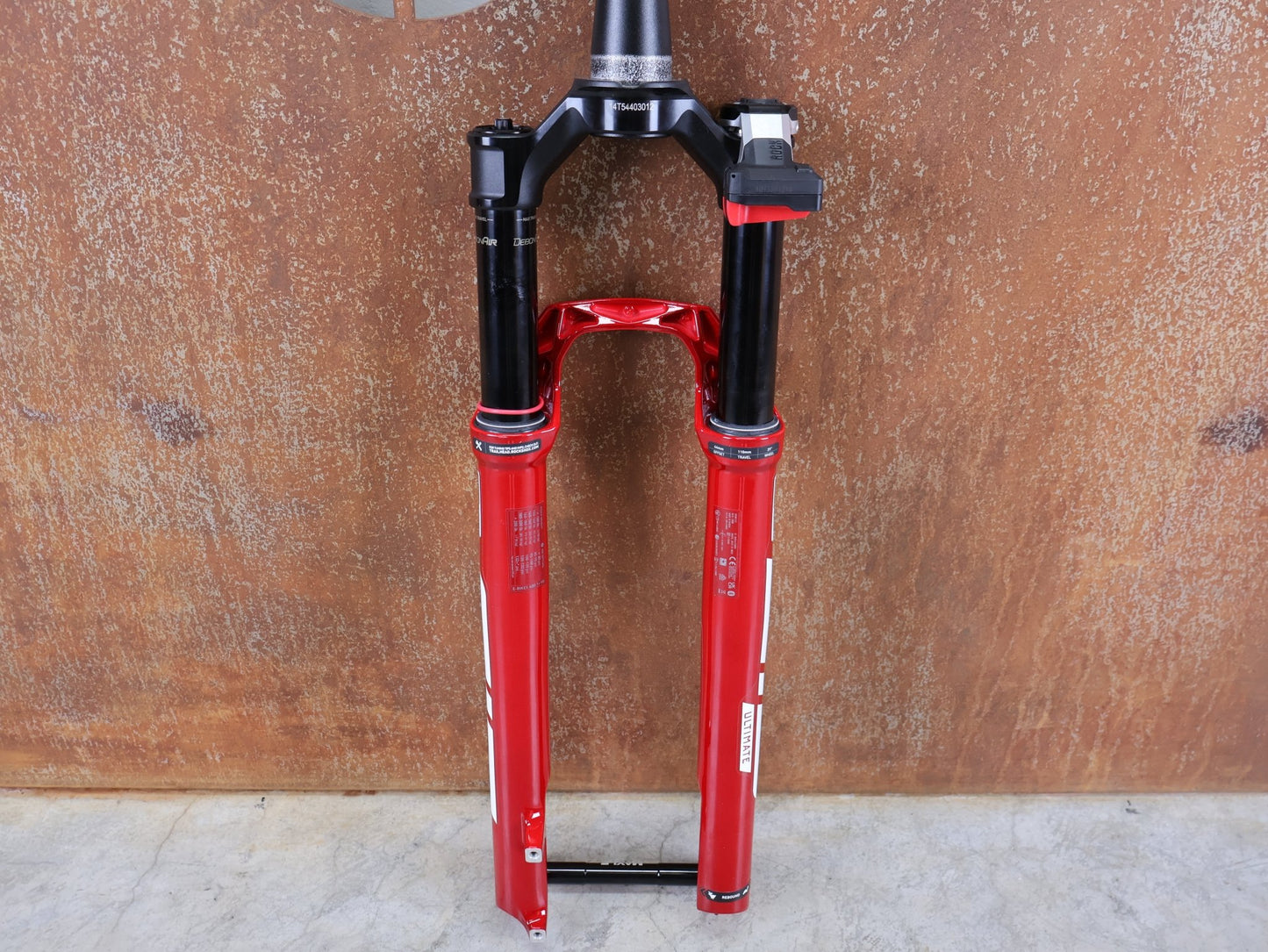 Federgabel von Rock Shox, ROCKSHOX SID SL ULTIMATE FLIGHT ATTENDANT 29" – 110 MM – 44 MM OFFSET – BOOST / ELECTRIC RED vor USEDBIKES - OB.DE Hintergrund