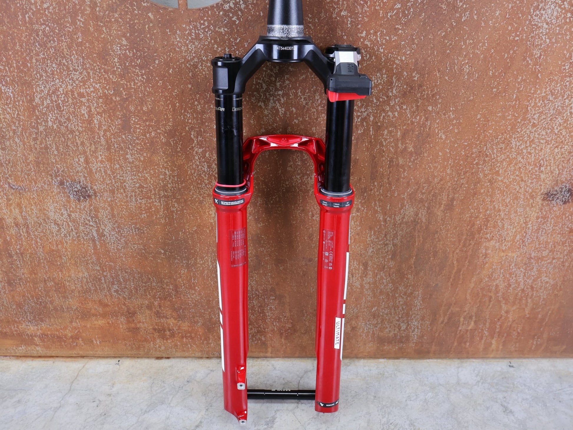Federgabel von Rock Shox, ROCKSHOX SID SL ULTIMATE FLIGHT ATTENDANT 29" – 110 MM – 44 MM OFFSET – BOOST / ELECTRIC RED vor USEDBIKES - OB.DE Hintergrund