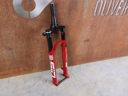 Federgabel von Rock Shox, ROCKSHOX SID SL ULTIMATE FLIGHT ATTENDANT 29" – 110 MM – 44 MM OFFSET – BOOST / ELECTRIC RED vor USEDBIKES - OB.DE Hintergrund