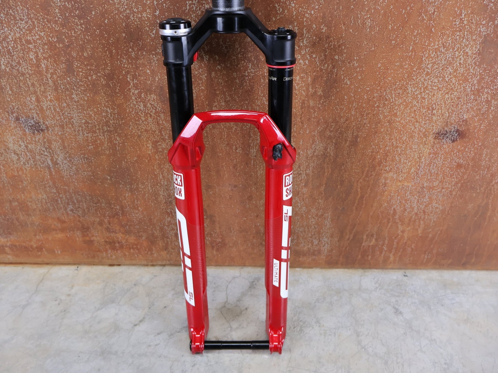 Federgabel von Rock Shox, ROCKSHOX SID SL ULTIMATE FLIGHT ATTENDANT 29" – 110 MM – 44 MM OFFSET – BOOST / ELECTRIC RED vor USEDBIKES - OB.DE Hintergrund