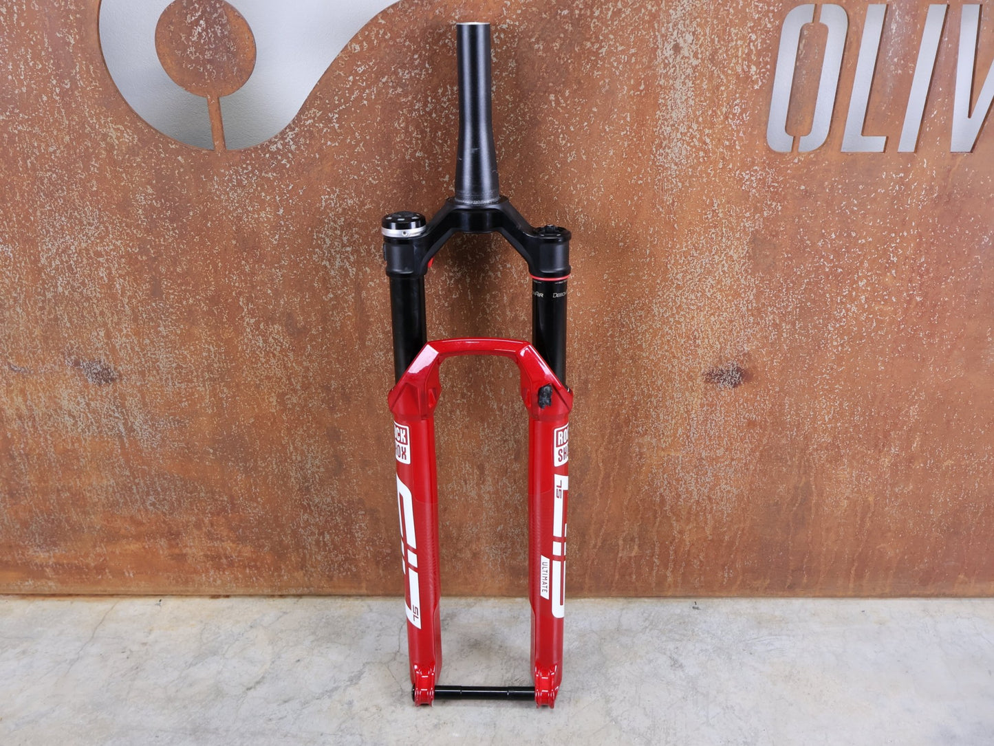 Federgabel von Rock Shox, ROCKSHOX SID SL ULTIMATE FLIGHT ATTENDANT 29" – 110 MM – 44 MM OFFSET – BOOST / ELECTRIC RED vor USEDBIKES - OB.DE Hintergrund