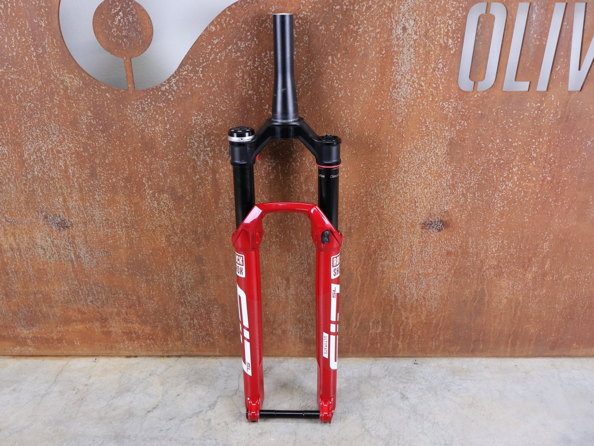 Federgabel von Rock Shox, ROCKSHOX SID SL ULTIMATE FLIGHT ATTENDANT 29" – 110 MM – 44 MM OFFSET – BOOST / ELECTRIC RED vor USEDBIKES - OB.DE Hintergrund
