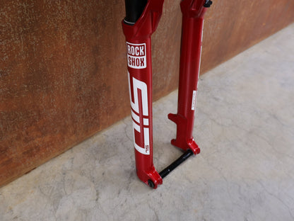 Federgabel von Rock Shox, ROCKSHOX SID SL ULTIMATE FLIGHT ATTENDANT 29" – 110 MM – 44 MM OFFSET – BOOST / ELECTRIC RED vor USEDBIKES - OB.DE Hintergrund