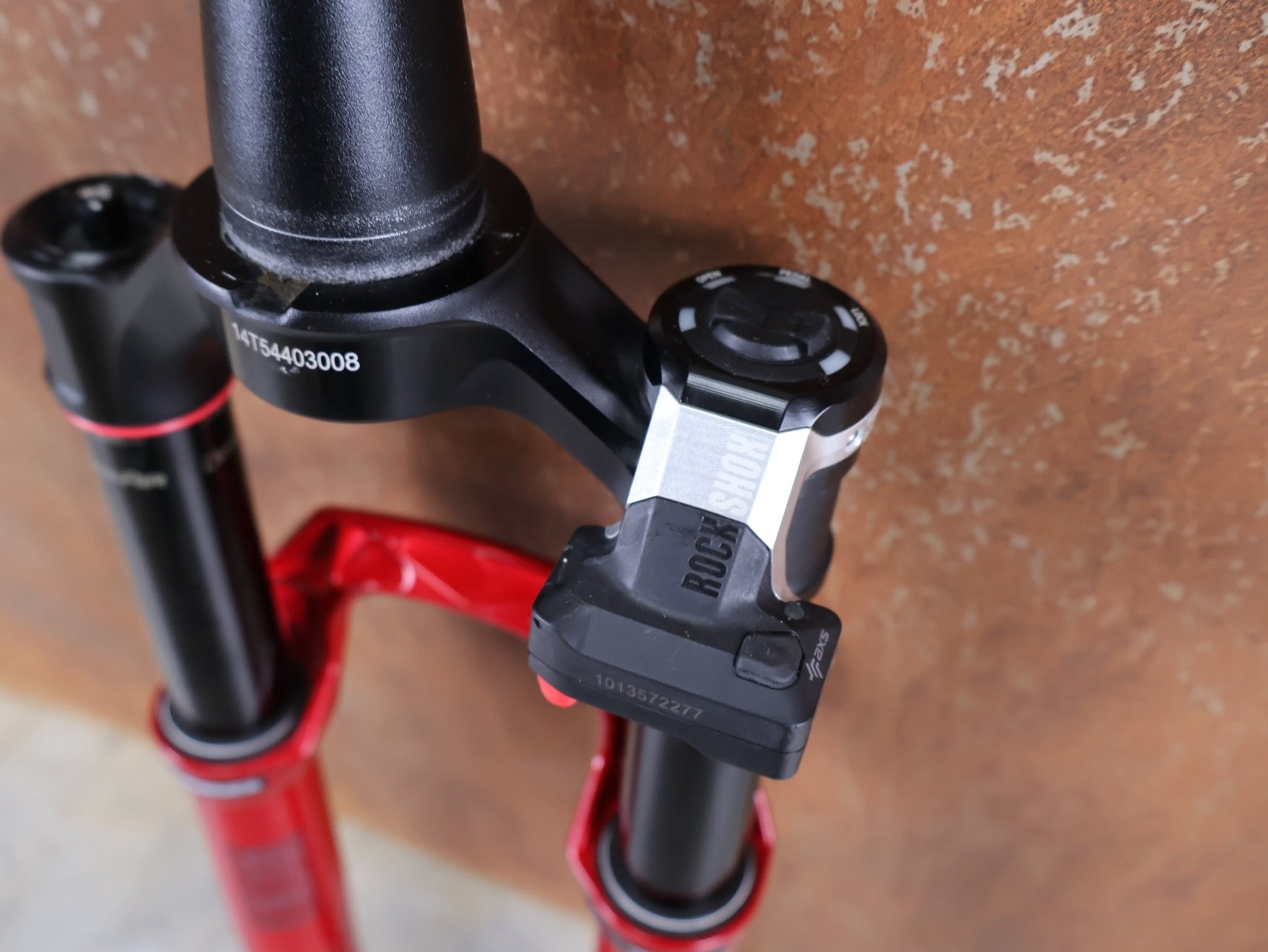 Federgabel von Rock Shox, ROCKSHOX SID SL ULTIMATE FLIGHT ATTENDANT 29" – 110 MM – 44 MM OFFSET – BOOST / ELECTRIC RED vor USEDBIKES - OB.DE Hintergrund