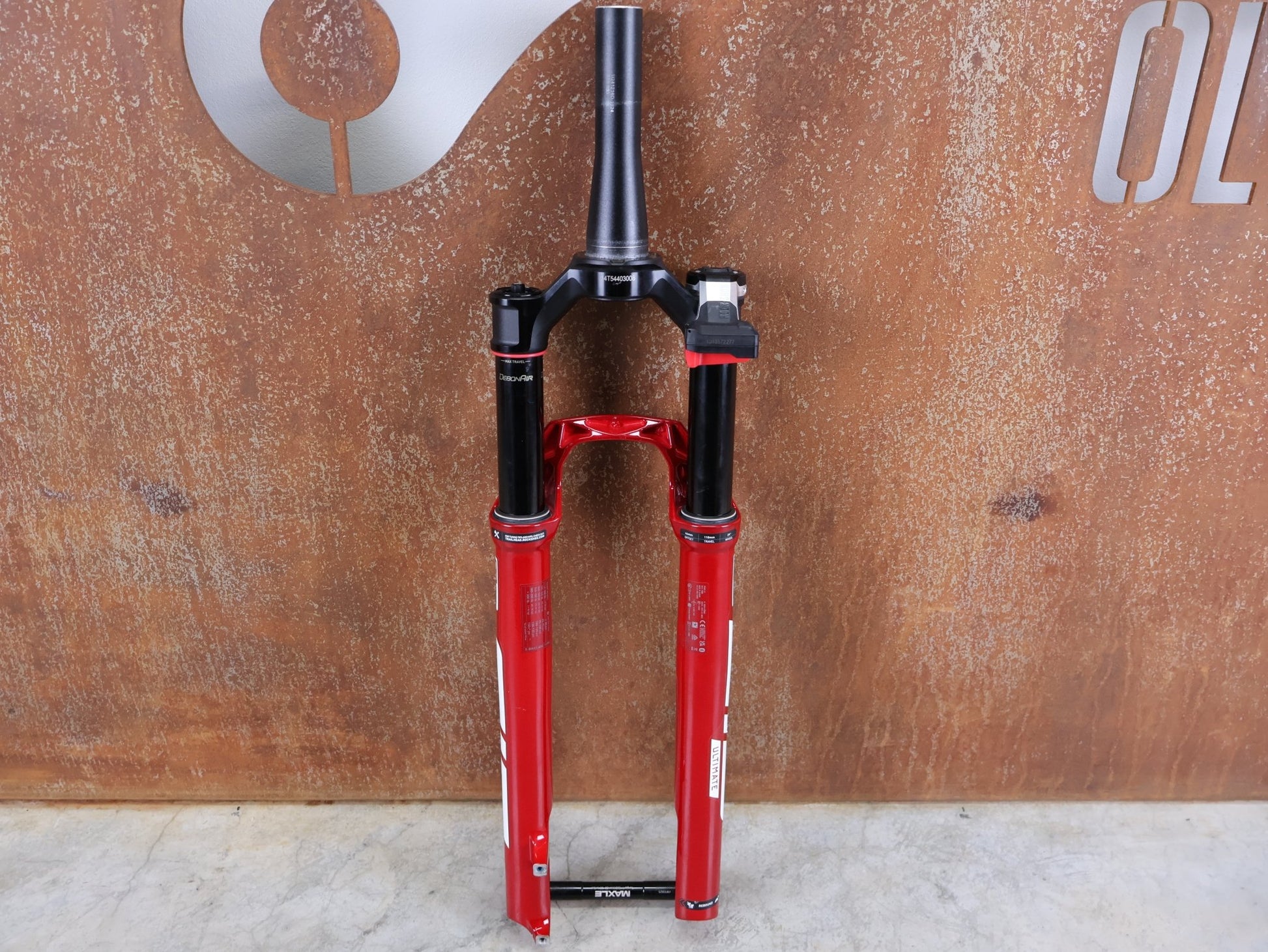 Federgabel von Rock Shox, ROCKSHOX SID SL ULTIMATE FLIGHT ATTENDANT 29" – 110 MM – 44 MM OFFSET – BOOST / ELECTRIC RED vor USEDBIKES - OB.DE Hintergrund
