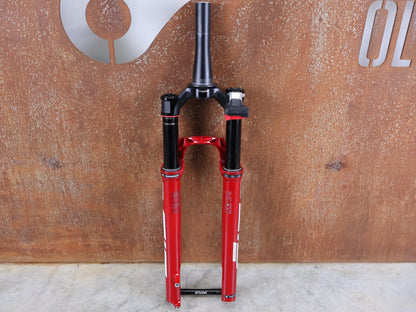 Federgabel von Rock Shox, ROCKSHOX SID SL ULTIMATE FLIGHT ATTENDANT 29" – 110 MM – 44 MM OFFSET – BOOST / ELECTRIC RED vor USEDBIKES - OB.DE Hintergrund