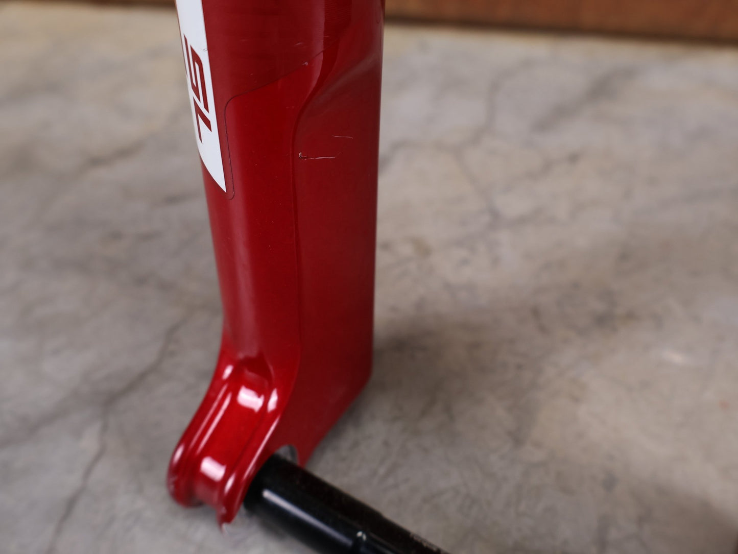 Federgabel von Rock Shox, ROCKSHOX SID SL ULTIMATE FLIGHT ATTENDANT 29" – 110 MM – 44 MM OFFSET – BOOST / ELECTRIC RED vor USEDBIKES - OB.DE Hintergrund