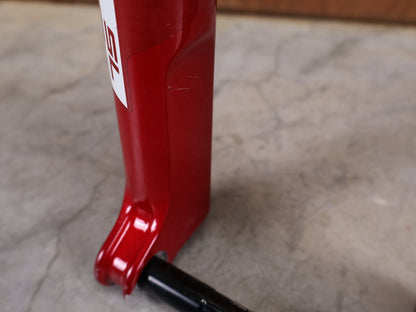 Federgabel von Rock Shox, ROCKSHOX SID SL ULTIMATE FLIGHT ATTENDANT 29" – 110 MM – 44 MM OFFSET – BOOST / ELECTRIC RED vor USEDBIKES - OB.DE Hintergrund