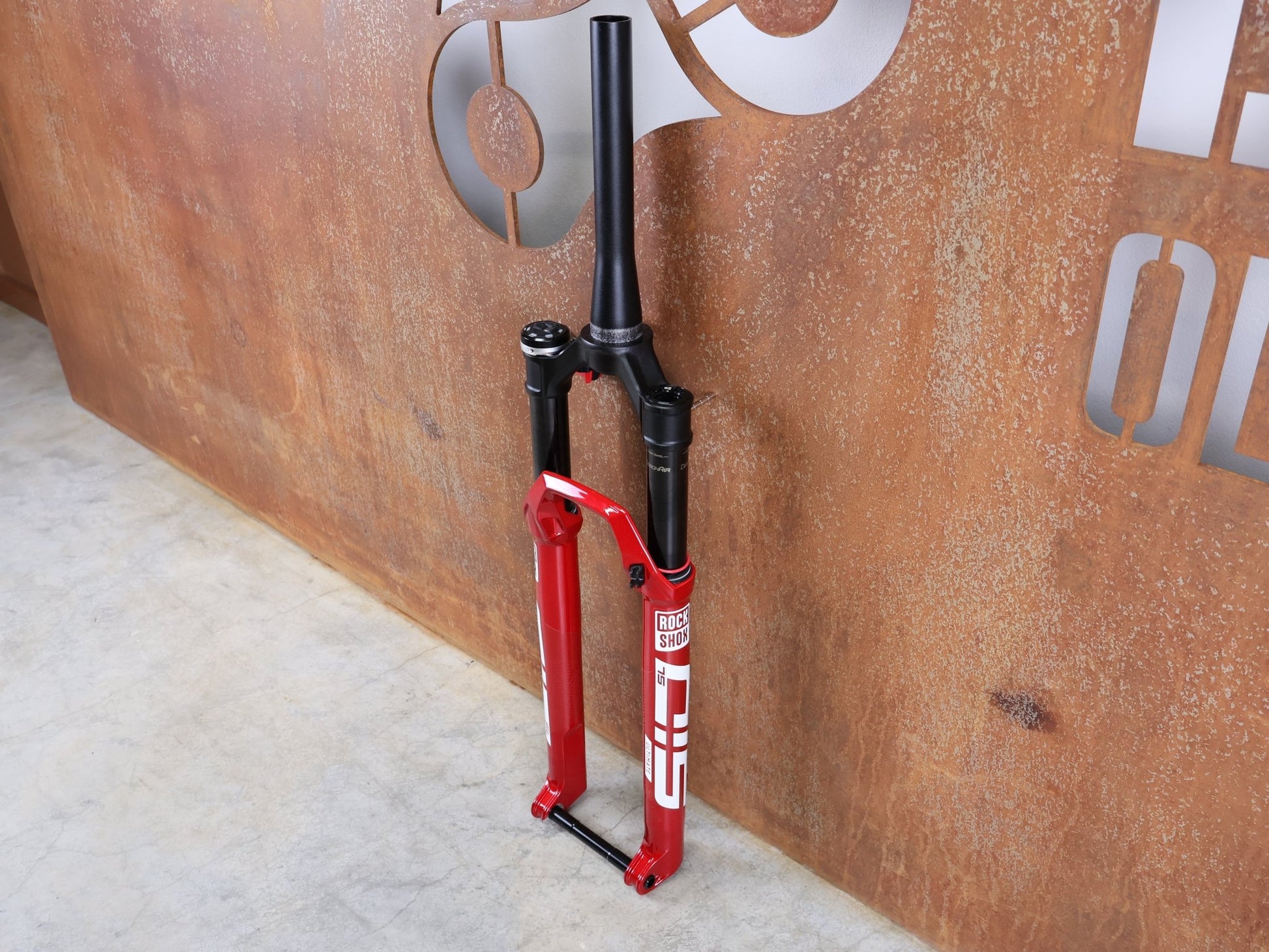 Federgabel von Rock Shox, ROCKSHOX SID SL ULTIMATE FLIGHT ATTENDANT 29" – 110 MM – 44 MM OFFSET – BOOST / ELECTRIC RED vor USEDBIKES - OB.DE Hintergrund