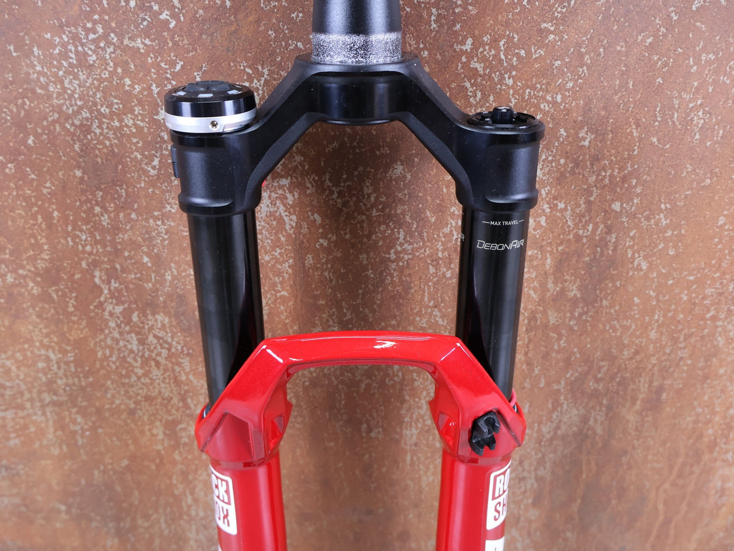 Federgabel von Rock Shox, ROCKSHOX SID SL ULTIMATE FLIGHT ATTENDANT 29" – 110 MM – 44 MM OFFSET – BOOST / ELECTRIC RED vor USEDBIKES - OB.DE Hintergrund