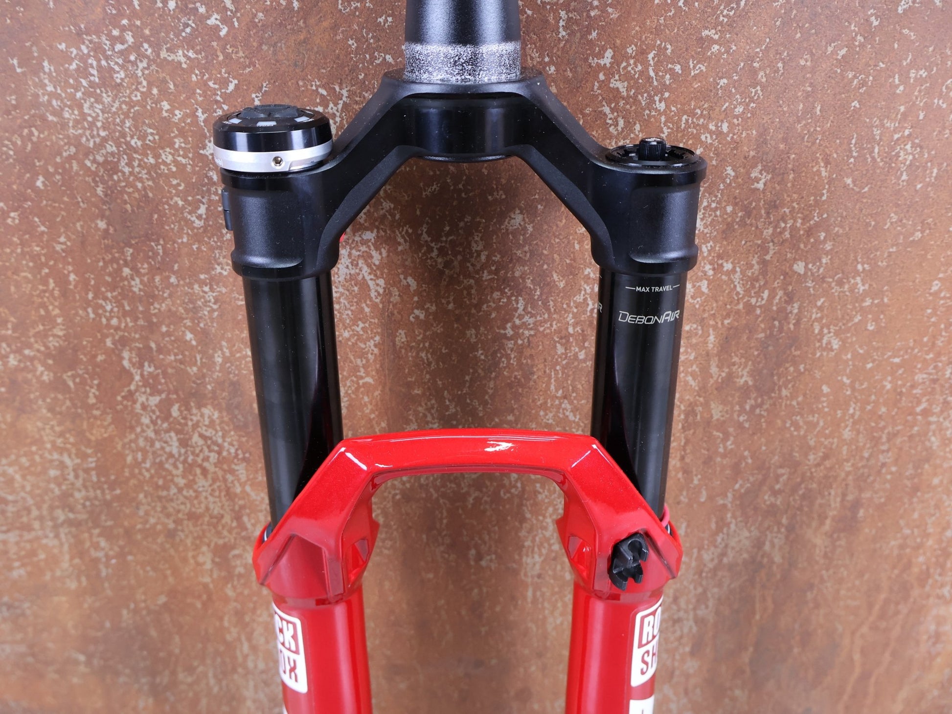 Federgabel von Rock Shox, ROCKSHOX SID SL ULTIMATE FLIGHT ATTENDANT 29" – 110 MM – 44 MM OFFSET – BOOST / ELECTRIC RED vor USEDBIKES - OB.DE Hintergrund