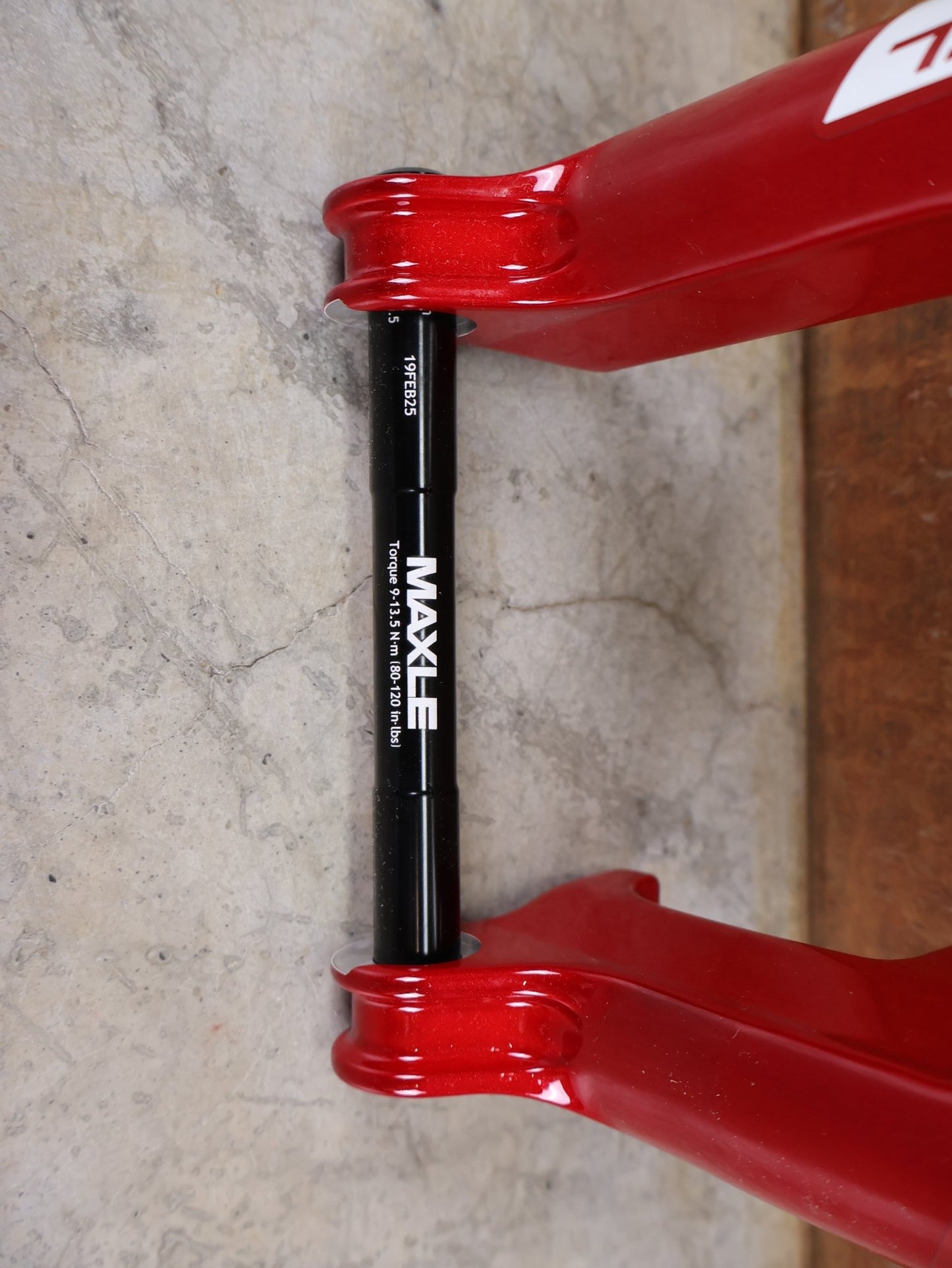 Federgabel von Rock Shox, ROCKSHOX SID SL ULTIMATE FLIGHT ATTENDANT 29" – 110 MM – 44 MM OFFSET – BOOST / ELECTRIC RED vor USEDBIKES - OB.DE Hintergrund