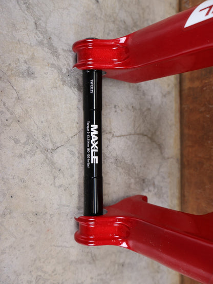 Federgabel von Rock Shox, ROCKSHOX SID SL ULTIMATE FLIGHT ATTENDANT 29" – 110 MM – 44 MM OFFSET – BOOST / ELECTRIC RED vor USEDBIKES - OB.DE Hintergrund