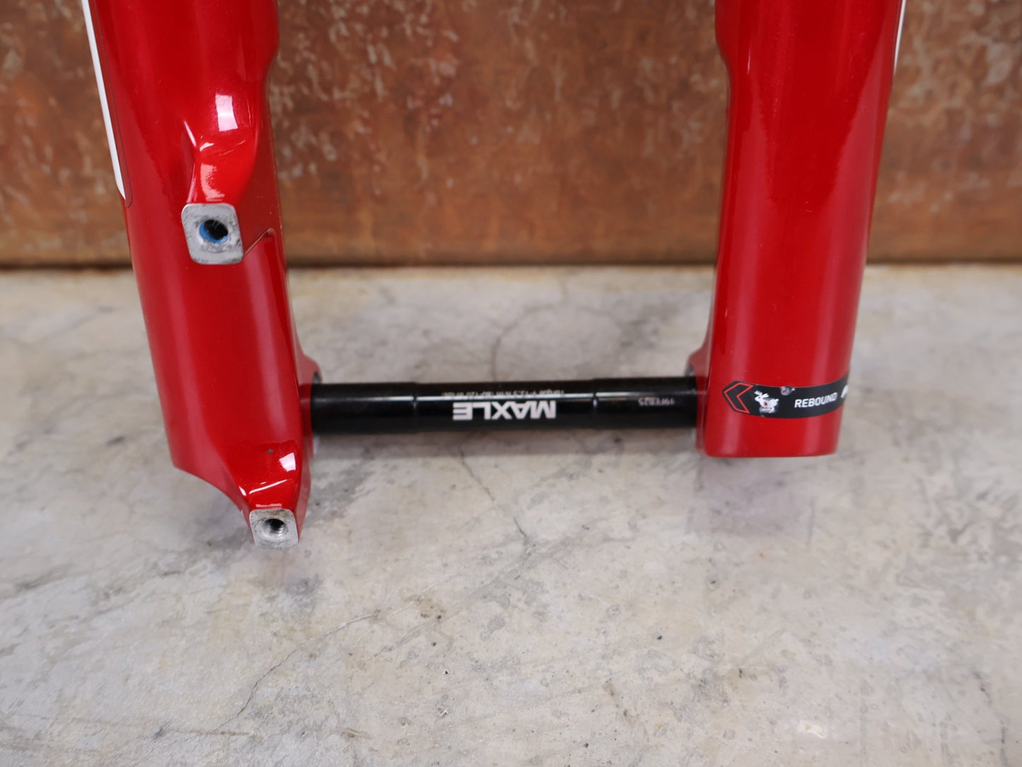 Federgabel von Rock Shox, ROCKSHOX SID SL ULTIMATE FLIGHT ATTENDANT 29" – 110 MM – 44 MM OFFSET – BOOST / ELECTRIC RED vor USEDBIKES - OB.DE Hintergrund