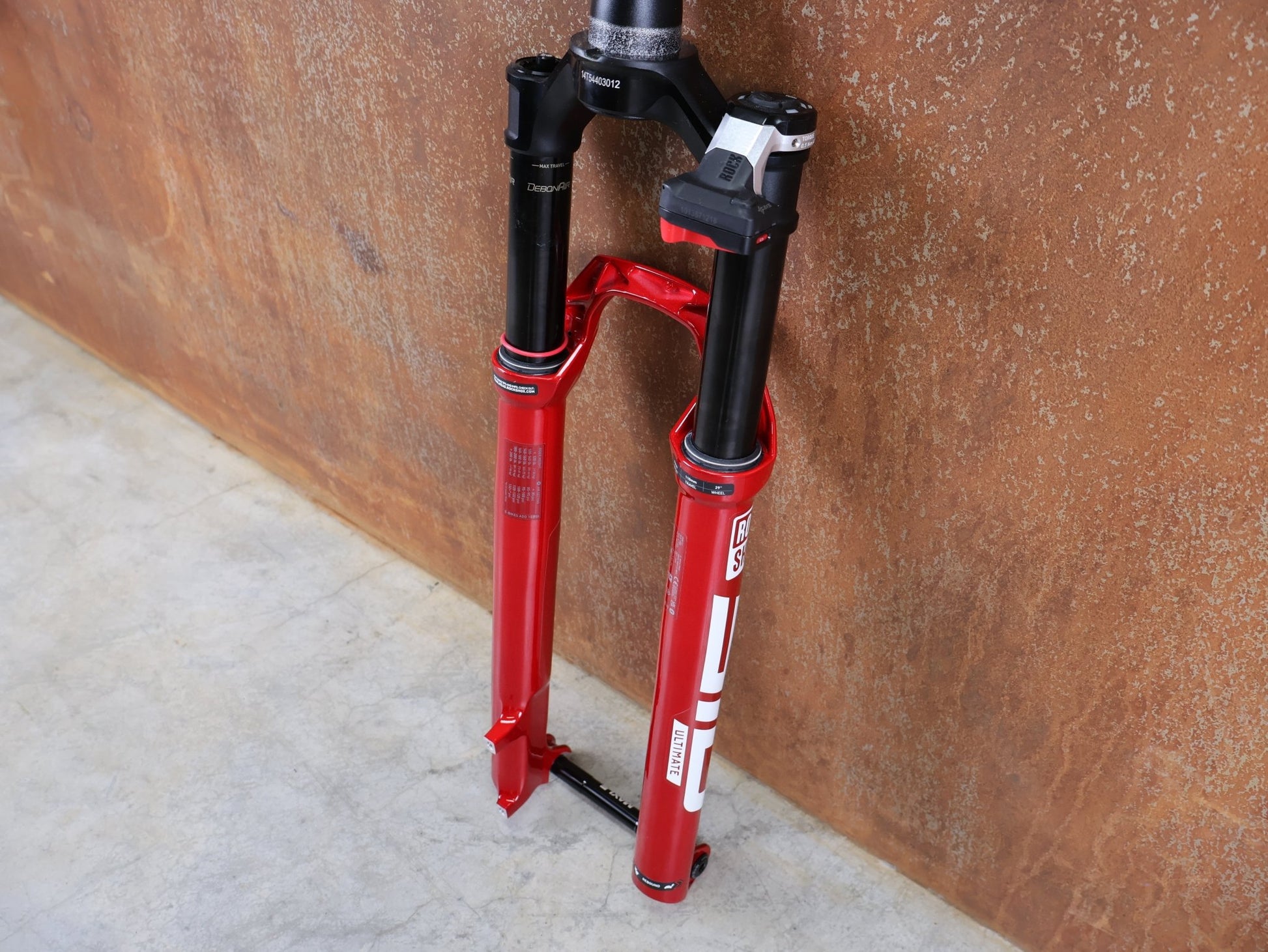 Federgabel von Rock Shox, ROCKSHOX SID SL ULTIMATE FLIGHT ATTENDANT 29" – 110 MM – 44 MM OFFSET – BOOST / ELECTRIC RED vor USEDBIKES - OB.DE Hintergrund