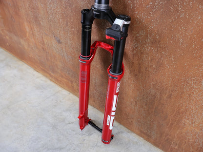 Federgabel von Rock Shox, ROCKSHOX SID SL ULTIMATE FLIGHT ATTENDANT 29" – 110 MM – 44 MM OFFSET – BOOST / ELECTRIC RED vor USEDBIKES - OB.DE Hintergrund