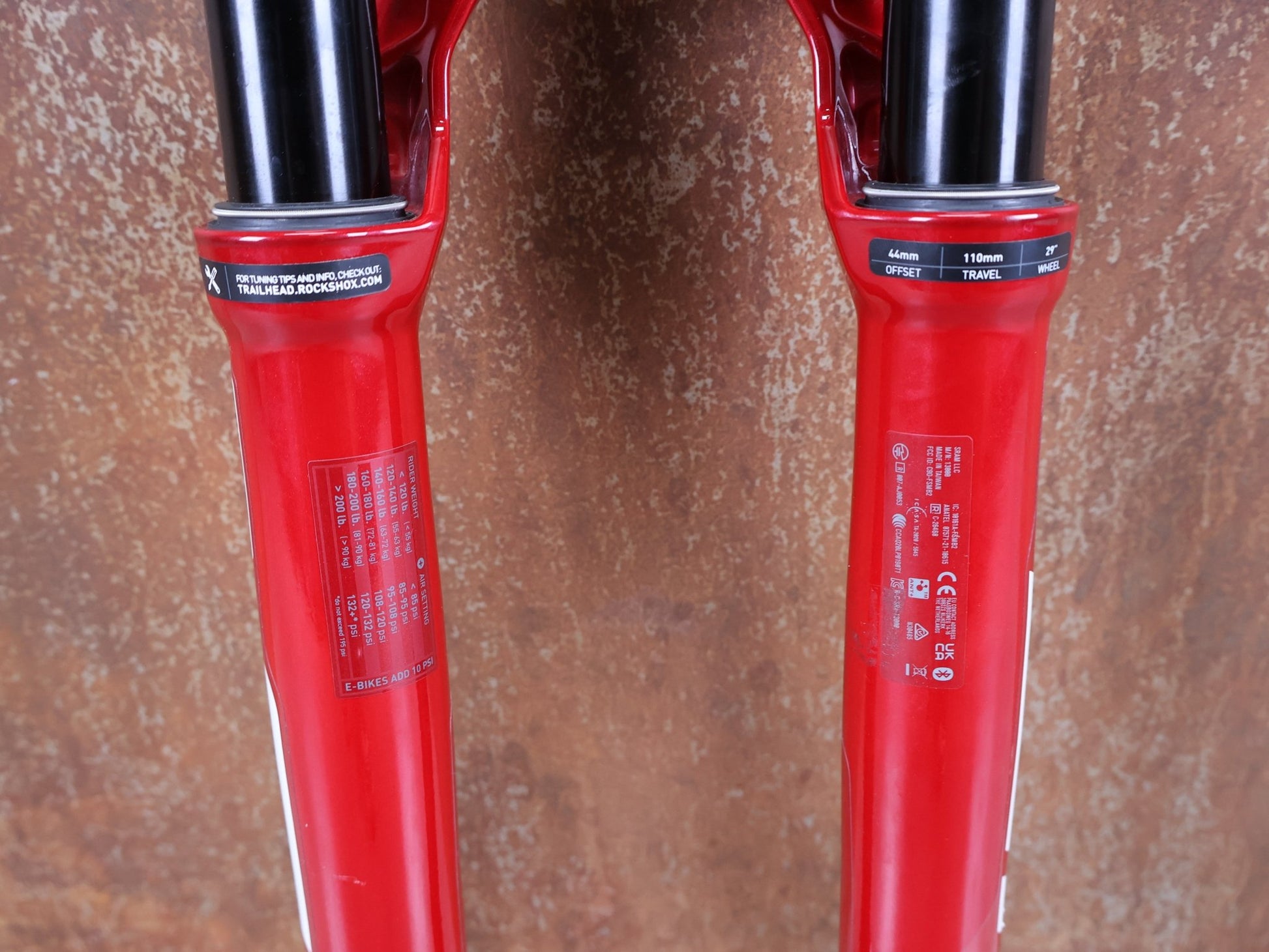 Federgabel von Rock Shox, ROCKSHOX SID SL ULTIMATE FLIGHT ATTENDANT 29" – 110 MM – 44 MM OFFSET – BOOST / ELECTRIC RED vor USEDBIKES - OB.DE Hintergrund