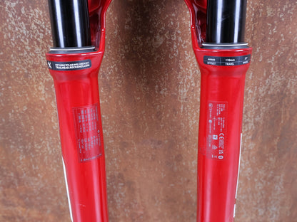 Federgabel von Rock Shox, ROCKSHOX SID SL ULTIMATE FLIGHT ATTENDANT 29" – 110 MM – 44 MM OFFSET – BOOST / ELECTRIC RED vor USEDBIKES - OB.DE Hintergrund