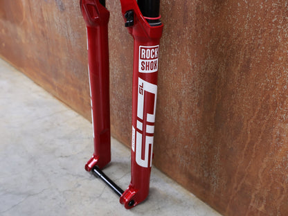 Federgabel von Rock Shox, ROCKSHOX SID SL ULTIMATE FLIGHT ATTENDANT 29" – 110 MM – 44 MM OFFSET – BOOST / ELECTRIC RED vor USEDBIKES - OB.DE Hintergrund