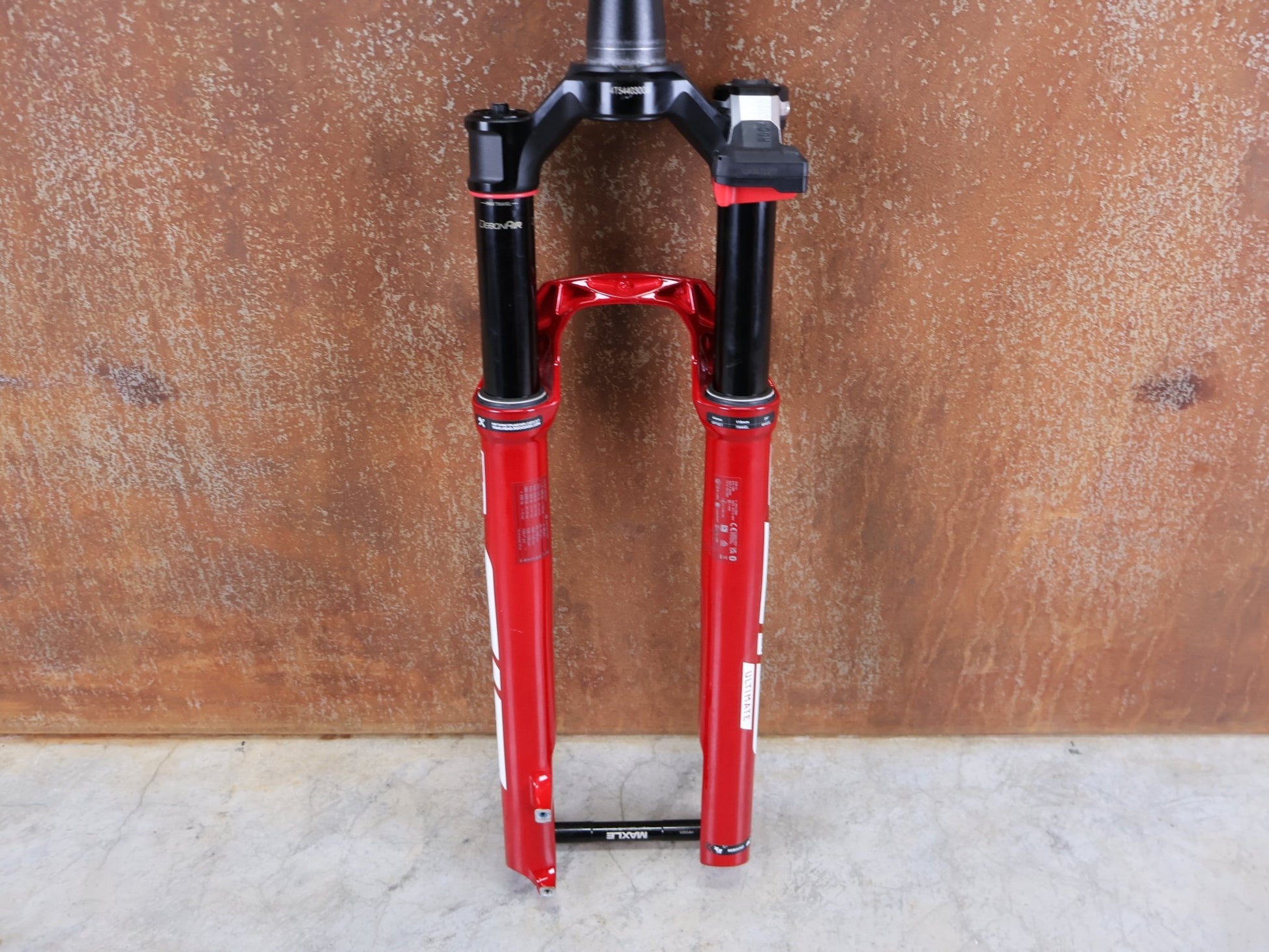 Federgabel von Rock Shox, ROCKSHOX SID SL ULTIMATE FLIGHT ATTENDANT 29" – 110 MM – 44 MM OFFSET – BOOST / ELECTRIC RED vor USEDBIKES - OB.DE Hintergrund