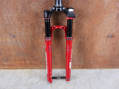 Federgabel von Rock Shox, ROCKSHOX SID SL ULTIMATE FLIGHT ATTENDANT 29" – 110 MM – 44 MM OFFSET – BOOST / ELECTRIC RED vor USEDBIKES - OB.DE Hintergrund