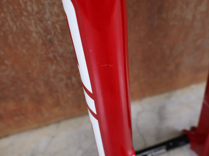 Federgabel von Rock Shox, ROCKSHOX SID SL ULTIMATE FLIGHT ATTENDANT 29" – 110 MM – 44 MM OFFSET – BOOST / ELECTRIC RED vor USEDBIKES - OB.DE Hintergrund