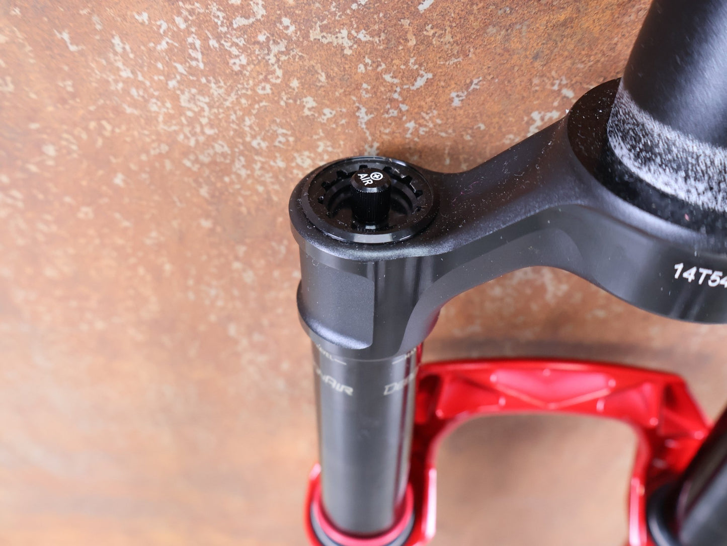 Federgabel von Rock Shox, ROCKSHOX SID SL ULTIMATE FLIGHT ATTENDANT 29" – 110 MM – 44 MM OFFSET – BOOST / ELECTRIC RED vor USEDBIKES - OB.DE Hintergrund