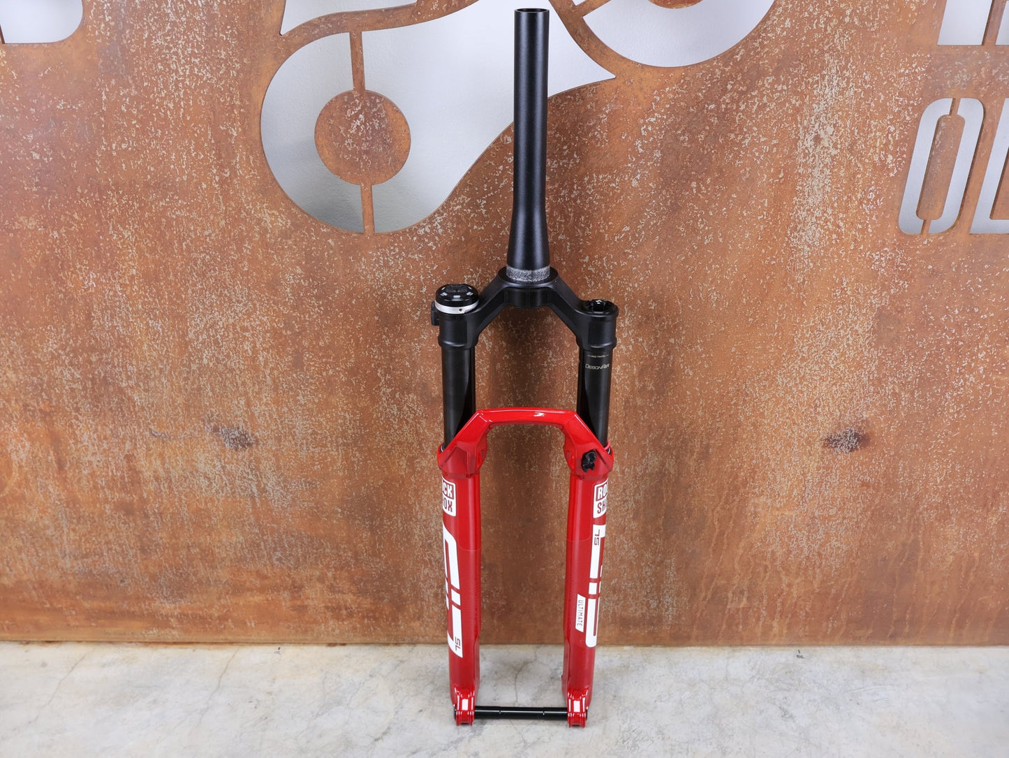 Federgabel von Rock Shox, ROCKSHOX SID SL ULTIMATE FLIGHT ATTENDANT 29" – 110 MM – 44 MM OFFSET – BOOST / ELECTRIC RED vor USEDBIKES - OB.DE Hintergrund