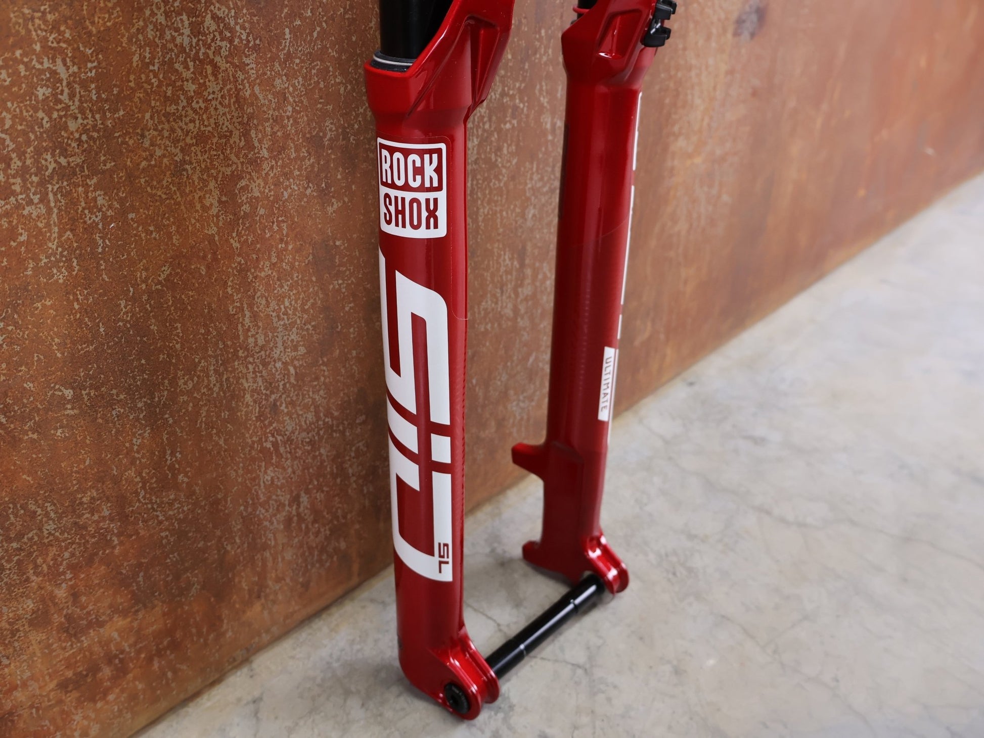Federgabel von Rock Shox, ROCKSHOX SID SL ULTIMATE FLIGHT ATTENDANT 29" – 110 MM – 44 MM OFFSET – BOOST / ELECTRIC RED vor USEDBIKES - OB.DE Hintergrund