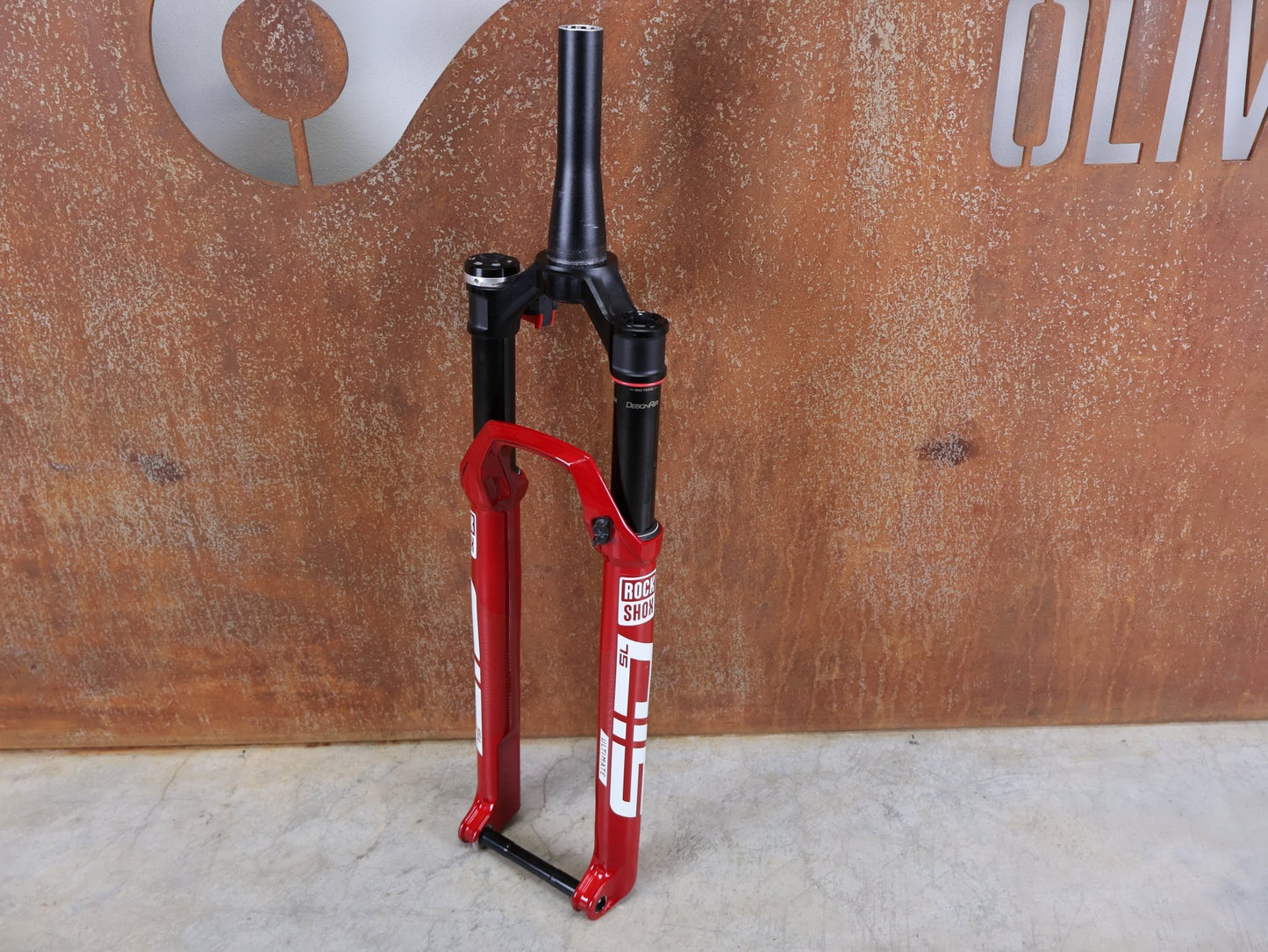 Federgabel von Rock Shox, ROCKSHOX SID SL ULTIMATE FLIGHT ATTENDANT 29" – 110 MM – 44 MM OFFSET – BOOST / ELECTRIC RED vor USEDBIKES - OB.DE Hintergrund