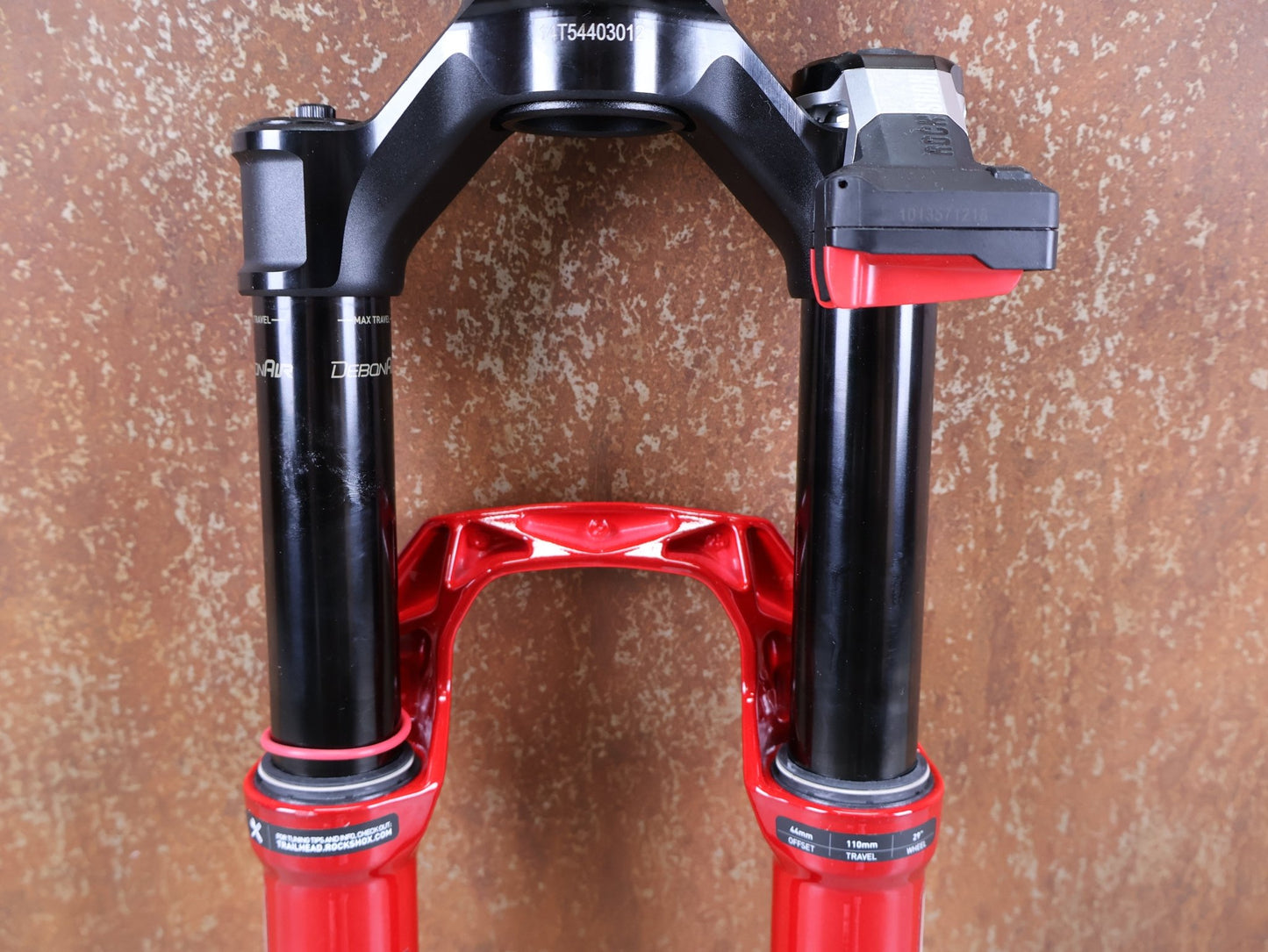 Federgabel von Rock Shox, ROCKSHOX SID SL ULTIMATE FLIGHT ATTENDANT 29" – 110 MM – 44 MM OFFSET – BOOST / ELECTRIC RED vor USEDBIKES - OB.DE Hintergrund