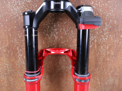 Federgabel von Rock Shox, ROCKSHOX SID SL ULTIMATE FLIGHT ATTENDANT 29" – 110 MM – 44 MM OFFSET – BOOST / ELECTRIC RED vor USEDBIKES - OB.DE Hintergrund