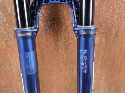 Federgabel von Rock Shox, ROCKSHOX SID SL ULTIMATE FLIGHT ATTENDANT 29" – 110 MM – 44 MM OFFSET – BOOST / SID BLUE CRUSH vor USEDBIKES - OB.DE Hintergrund