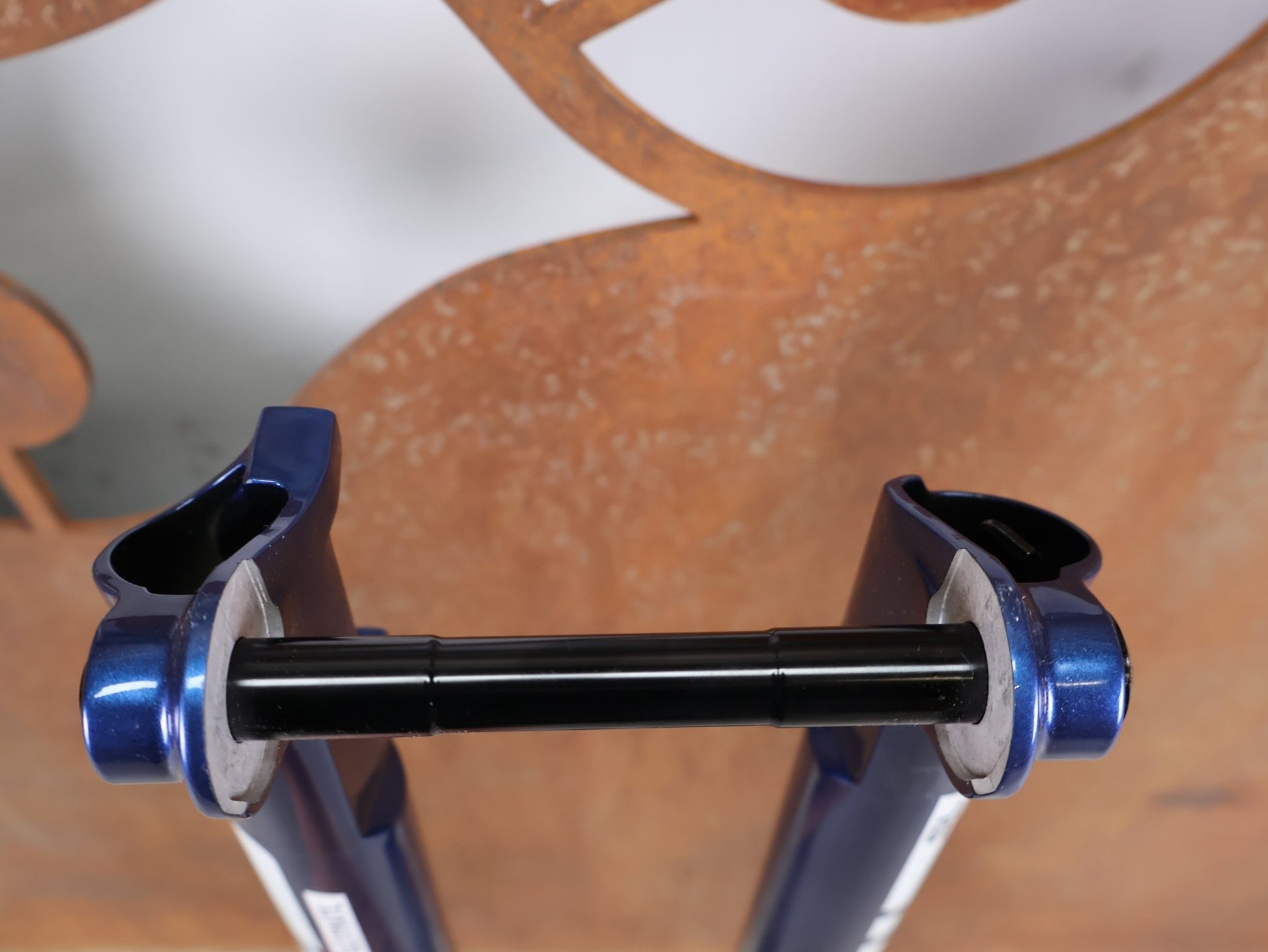 Federgabel von Rock Shox, ROCKSHOX SID SL ULTIMATE FLIGHT ATTENDANT 29" – 110 MM – 44 MM OFFSET – BOOST / SID BLUE CRUSH vor USEDBIKES - OB.DE Hintergrund