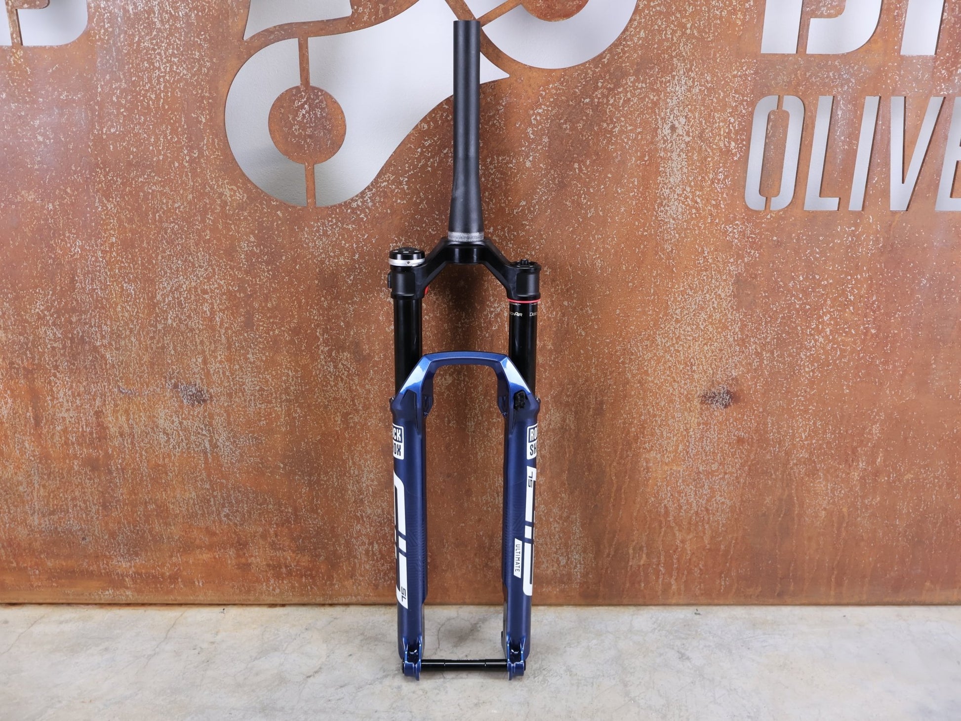Federgabel von Rock Shox, ROCKSHOX SID SL ULTIMATE FLIGHT ATTENDANT 29" – 110 MM – 44 MM OFFSET – BOOST / SID BLUE CRUSH vor USEDBIKES - OB.DE Hintergrund