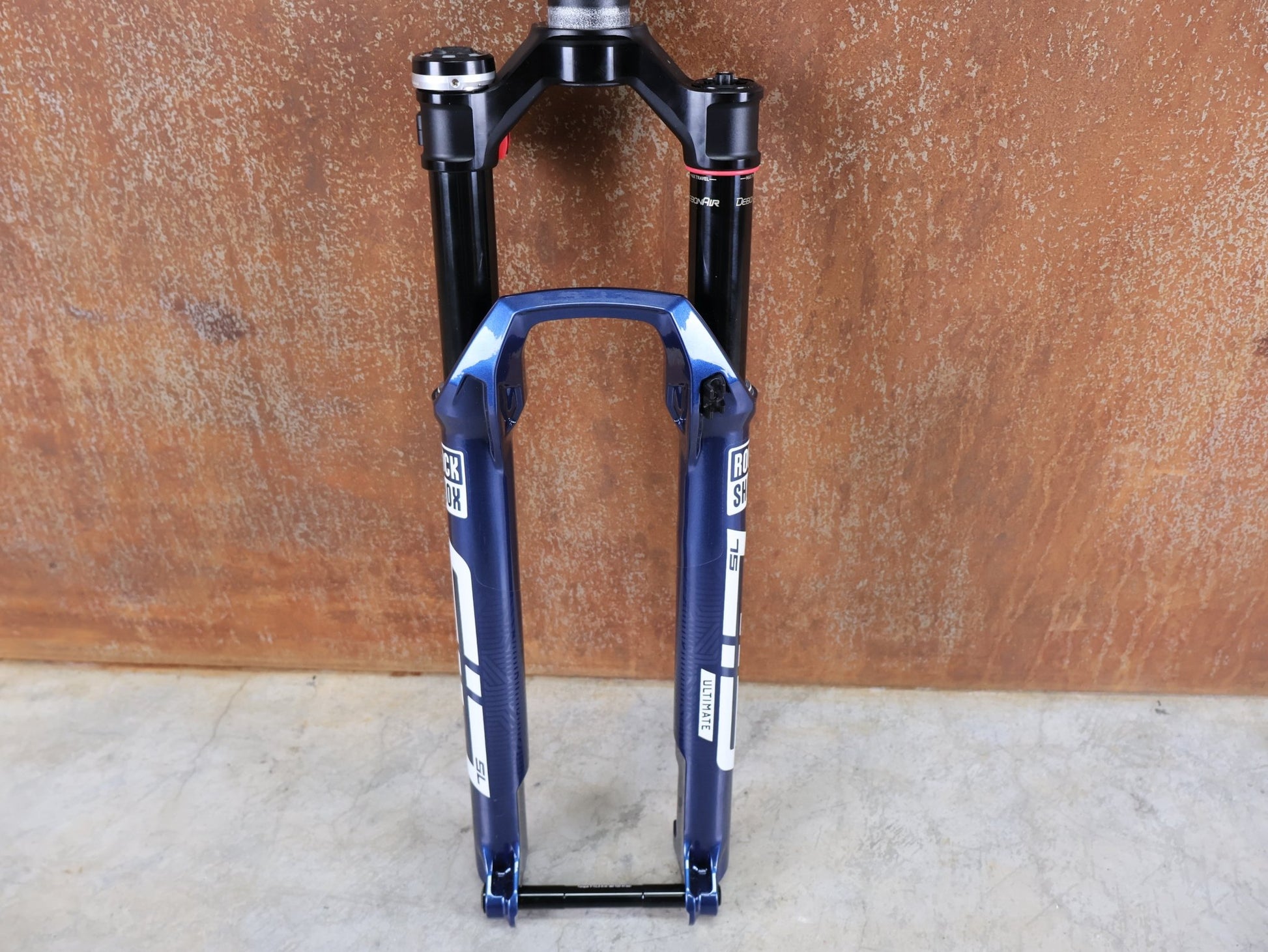 Federgabel von Rock Shox, ROCKSHOX SID SL ULTIMATE FLIGHT ATTENDANT 29" – 110 MM – 44 MM OFFSET – BOOST / SID BLUE CRUSH vor USEDBIKES - OB.DE Hintergrund
