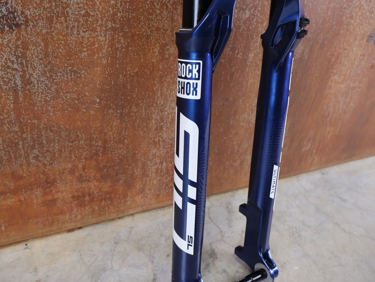 Federgabel von Rock Shox, ROCKSHOX SID SL ULTIMATE FLIGHT ATTENDANT 29" – 110 MM – 44 MM OFFSET – BOOST / SID BLUE CRUSH vor USEDBIKES - OB.DE Hintergrund