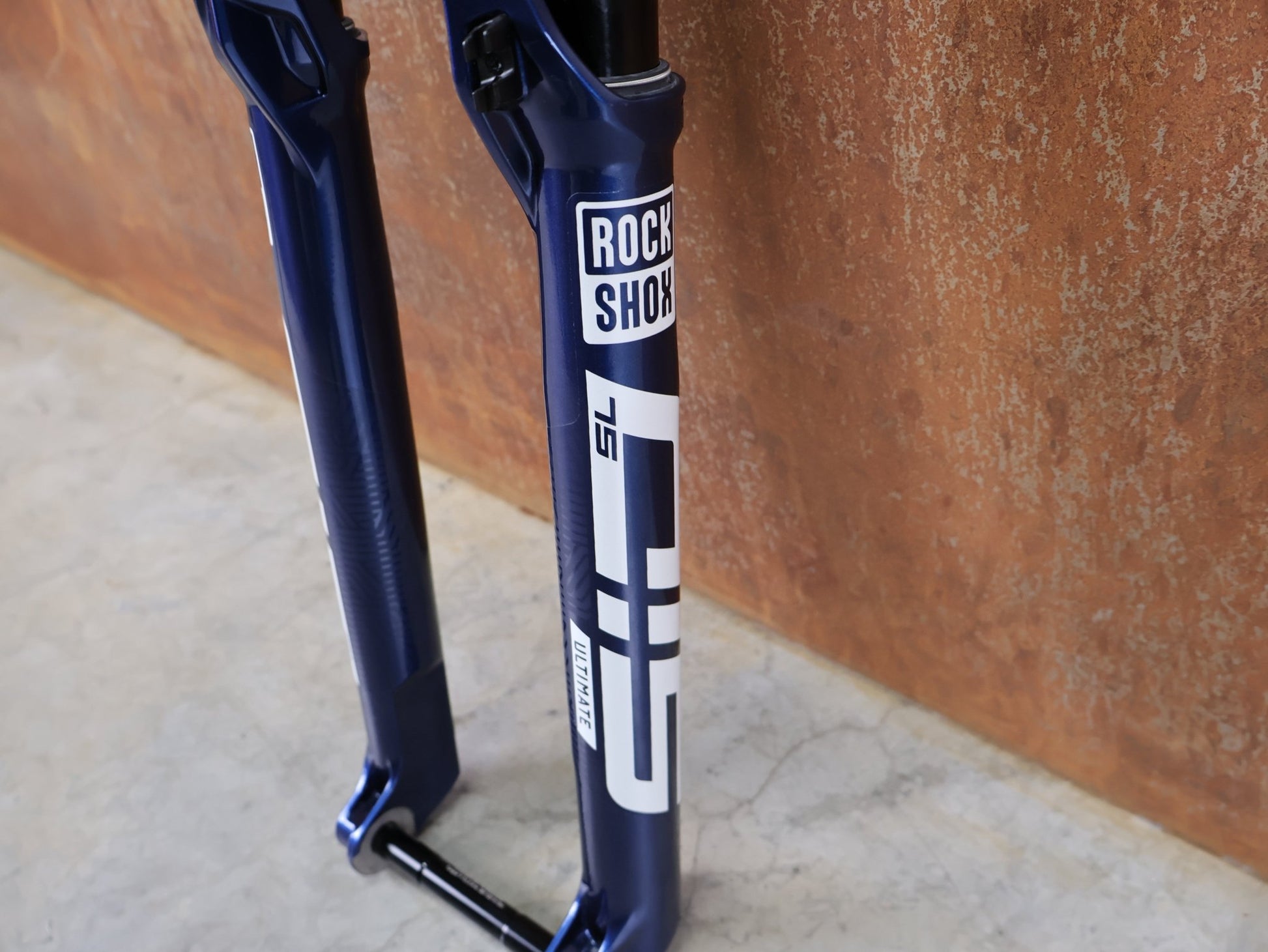 Federgabel von Rock Shox, ROCKSHOX SID SL ULTIMATE FLIGHT ATTENDANT 29" – 110 MM – 44 MM OFFSET – BOOST / SID BLUE CRUSH vor USEDBIKES - OB.DE Hintergrund