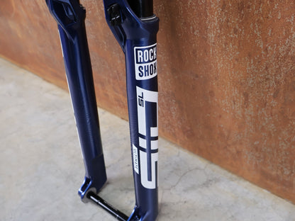 Federgabel von Rock Shox, ROCKSHOX SID SL ULTIMATE FLIGHT ATTENDANT 29" – 110 MM – 44 MM OFFSET – BOOST / SID BLUE CRUSH vor USEDBIKES - OB.DE Hintergrund