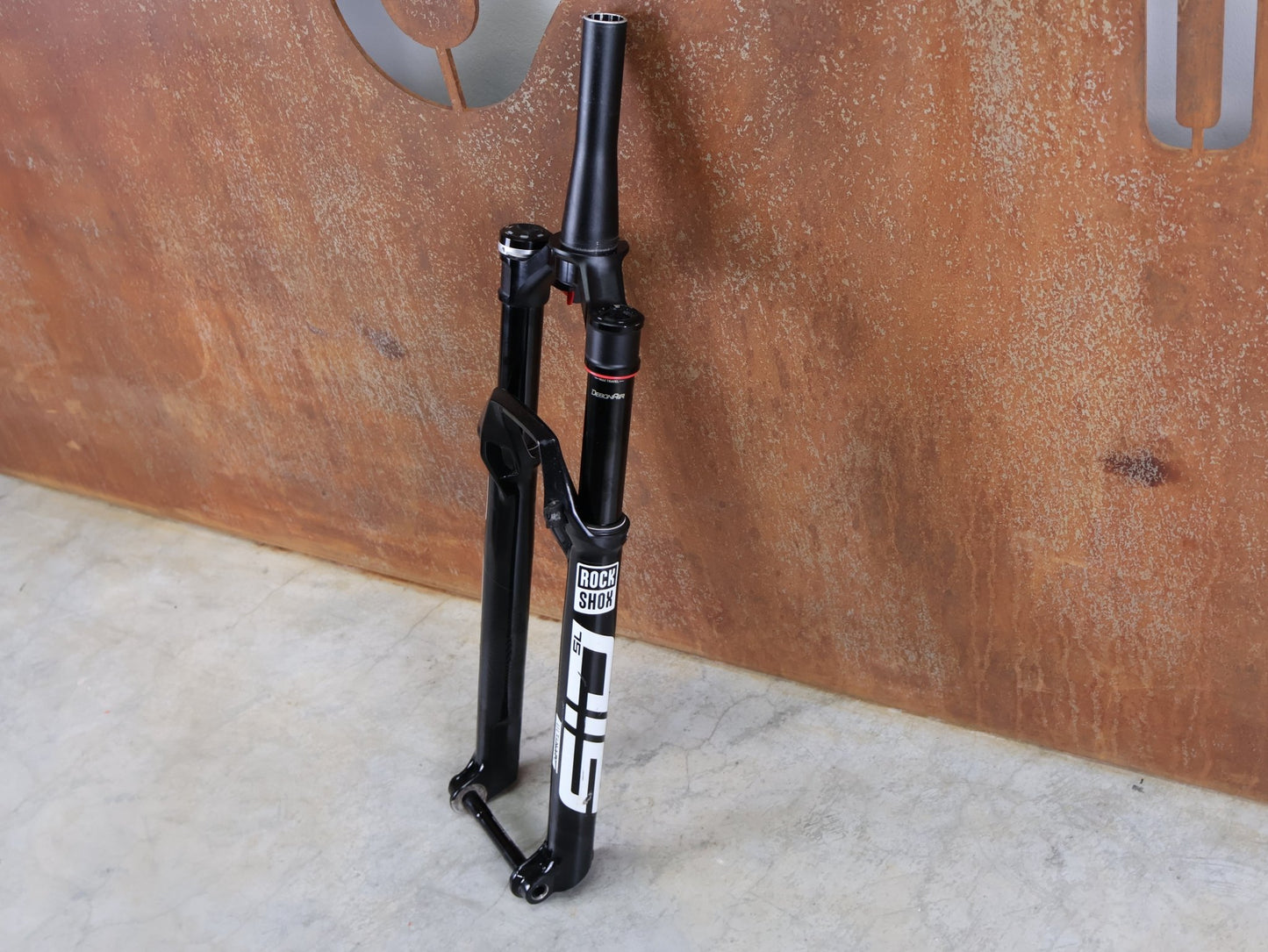 Federgabel von Rock Shox, ROCKSHOX SID SL ULTIMATE FLIGHT ATTENDANT 29" – 110 MM – 44 MM OFFSET – BOOST / SID GLOSS BLACK vor USEDBIKES - OB.DE Hintergrund