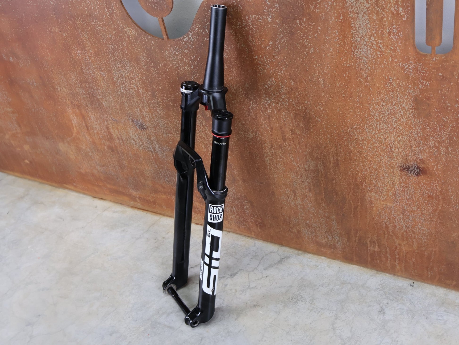 Federgabel von Rock Shox, ROCKSHOX SID SL ULTIMATE FLIGHT ATTENDANT 29" – 110 MM – 44 MM OFFSET – BOOST / SID GLOSS BLACK vor USEDBIKES - OB.DE Hintergrund