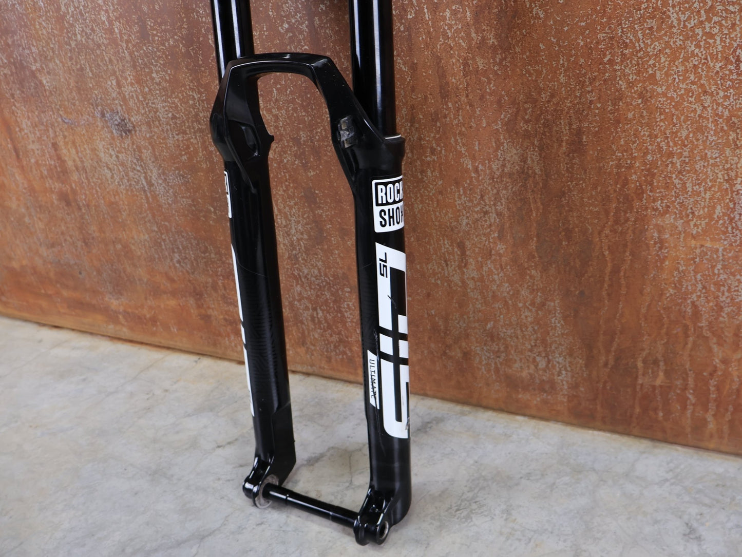 Federgabel von Rock Shox, ROCKSHOX SID SL ULTIMATE FLIGHT ATTENDANT 29" – 110 MM – 44 MM OFFSET – BOOST / SID GLOSS BLACK vor USEDBIKES - OB.DE Hintergrund