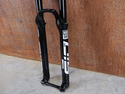 Federgabel von Rock Shox, ROCKSHOX SID SL ULTIMATE FLIGHT ATTENDANT 29" – 110 MM – 44 MM OFFSET – BOOST / SID GLOSS BLACK vor USEDBIKES - OB.DE Hintergrund