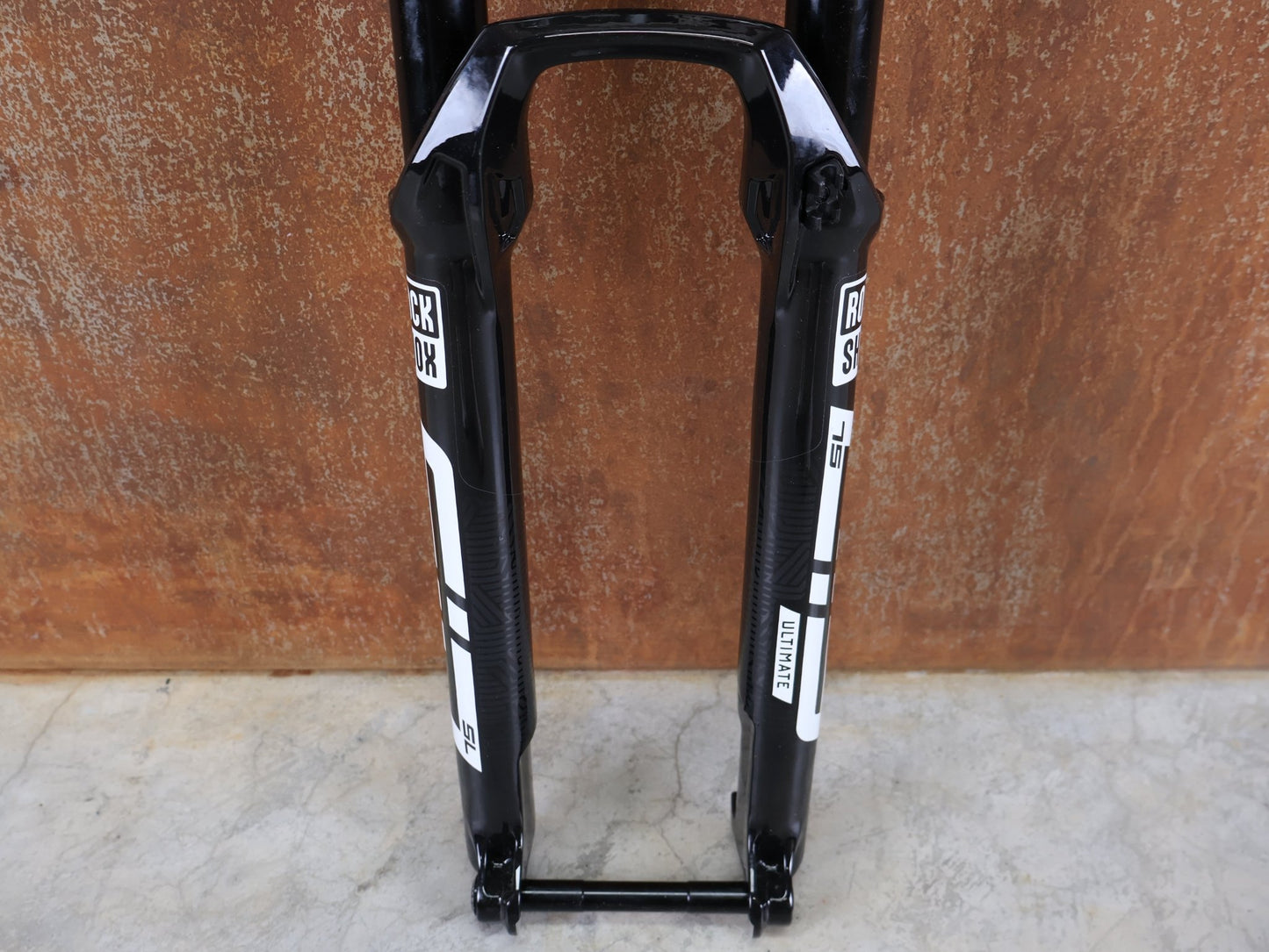 Federgabel von Rock Shox, ROCKSHOX SID SL ULTIMATE FLIGHT ATTENDANT 29" – 110 MM – 44 MM OFFSET – BOOST / SID GLOSS BLACK vor USEDBIKES - OB.DE Hintergrund