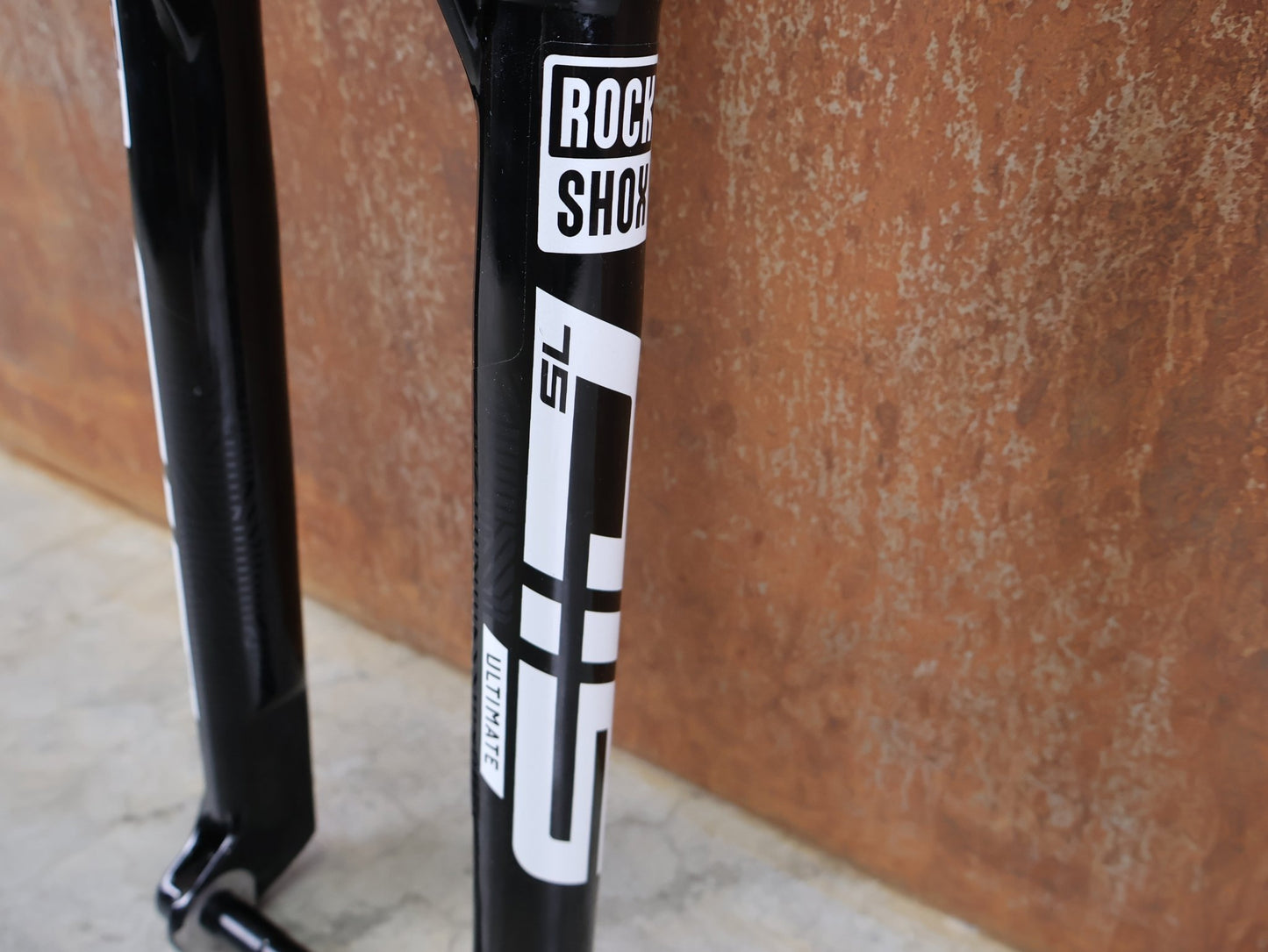Federgabel von Rock Shox, ROCKSHOX SID SL ULTIMATE FLIGHT ATTENDANT 29" – 110 MM – 44 MM OFFSET – BOOST / SID GLOSS BLACK vor USEDBIKES - OB.DE Hintergrund