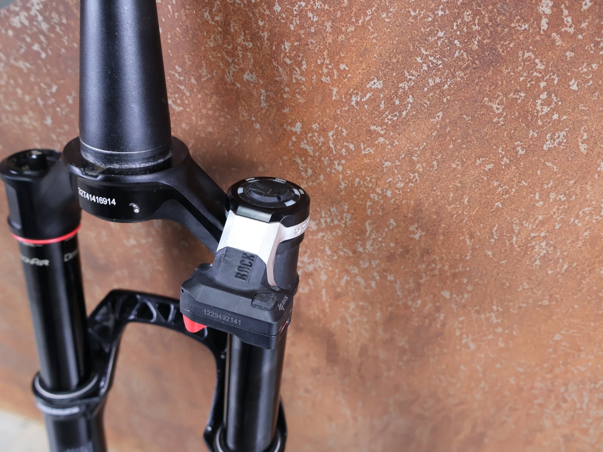 Federgabel von Rock Shox, ROCKSHOX SID SL ULTIMATE FLIGHT ATTENDANT 29" – 110 MM – 44 MM OFFSET – BOOST / SID GLOSS BLACK vor USEDBIKES - OB.DE Hintergrund